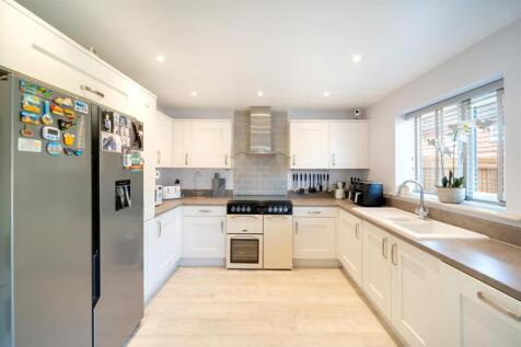 19 Larchwood Close-24.jpg