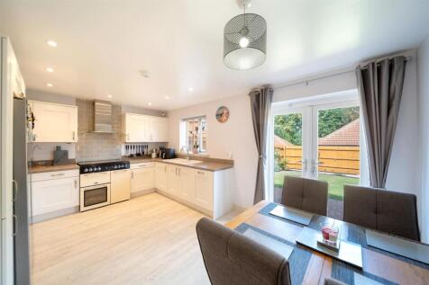 19 Larchwood Close-23.jpg