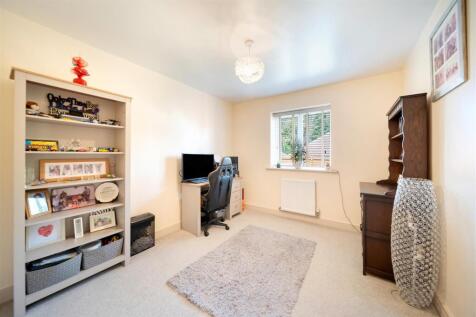 19 Larchwood Close-19.jpg