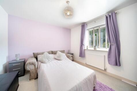 19 Larchwood Close-14.jpg