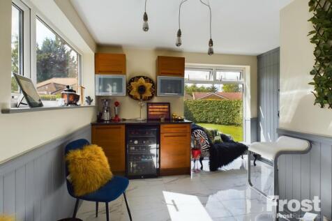 Dining / Bar Area