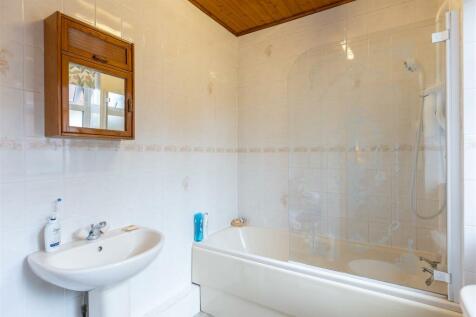 Wydale Low Cottages 1 Bathroom.jpg
