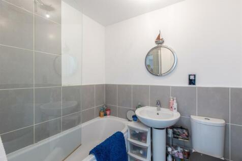 Woodlands Park 91 Bathroom.jpg
