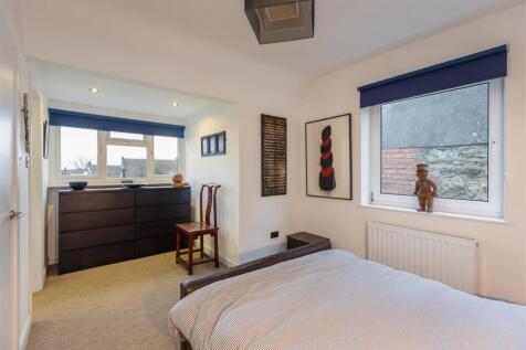 Castle View Bedroom 2-5.jpg