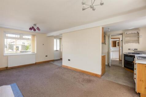 Manor Drive 68 Sitting Room-2.jpg