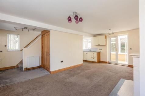 Manor Drive 68 Sitting Room-4.jpg