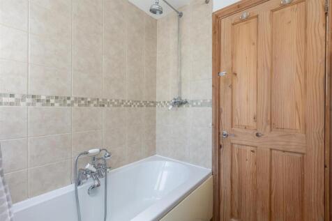 Manor Drive 68 Bathroom-2.jpg