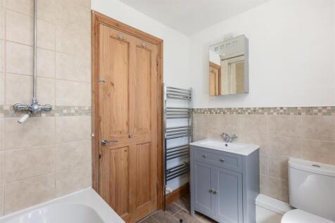 Manor Drive 68 Bathroom-3.jpg
