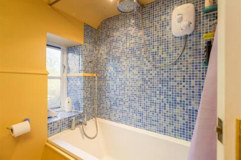 Northdale Cottages 2 Bathroom-2.jpg