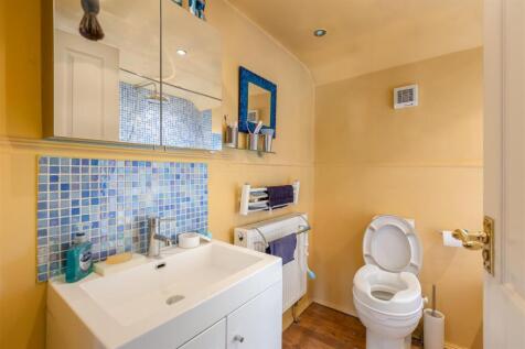 Northdale Cottages 2 Bathroom-1.jpg