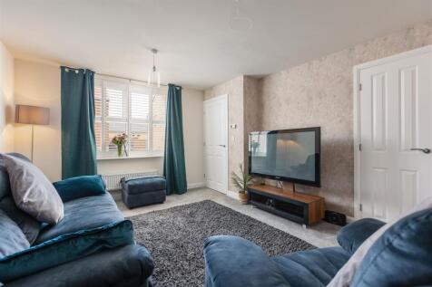 Rye Close 21 Sitting Room-2.jpg
