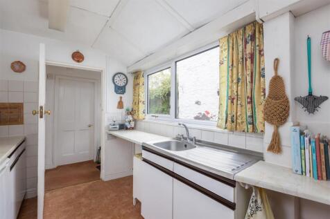Eastgate 72 Kitchen-2.jpg