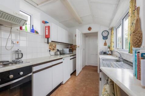Eastgate 72 Kitchen-1.jpg