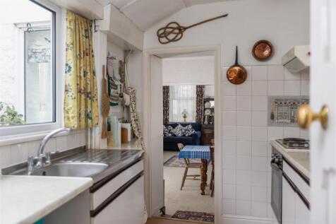 Eastgate 72 Kitchen-3.jpg
