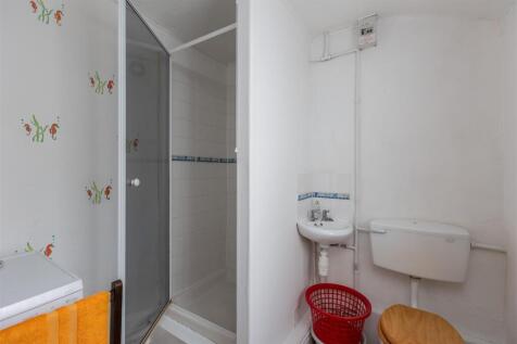 Eastgate 72 Shower Room.jpg
