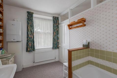 Eastgate 72 Bathroom-3.jpg