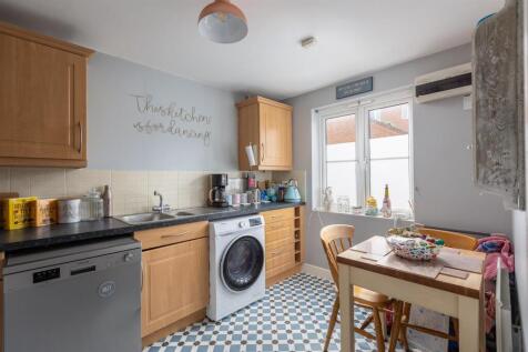 Gault Close 2 Kitchen-1.jpg