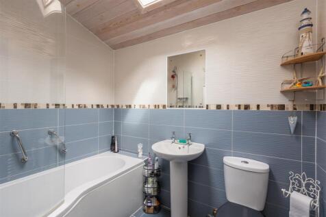 Bulmer Farm Lodges 5 Bathroom.jpg