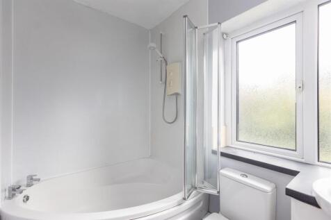 Hemsworth Lodge Bathroom.jpg