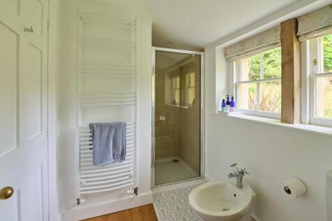 BA15 2HG MAIN BATHROOM LO RES_ 1.jpg