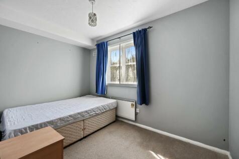 BCHUNTB - 8 Stirling Grove - Bedroom 2 (4).JPG