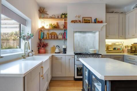 07-6b3aJHPropWorld - 35a Addington Grove - 19-medi