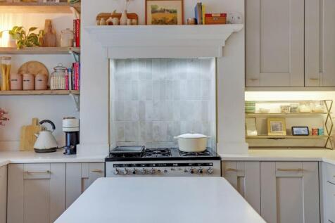 05-4fb7JHPropWorld - 35a Addington Grove - 13-medi