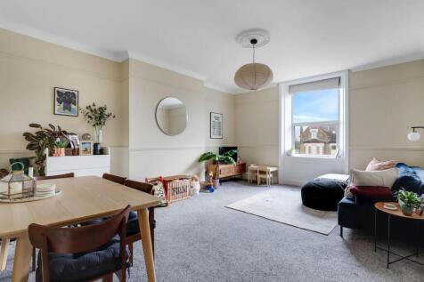 05-19b2JHPropWorld - F3, 74-76 Lawrie Park Road - 