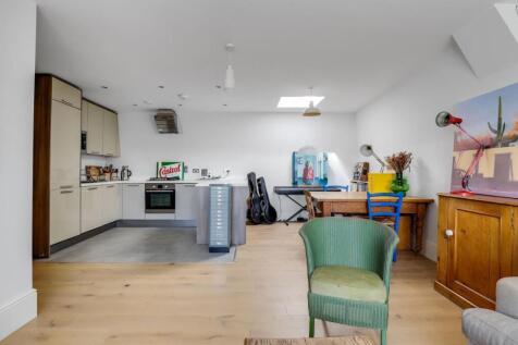 10-debeJHPropWorld - Flat 9, 2-4 Trewsbiry Road -2