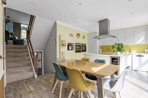 11-8d92JHPropWorld - 45 Hall Drive - 4.jpg