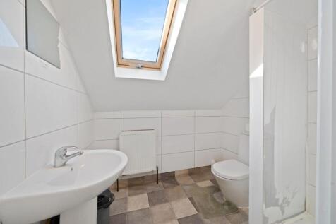 05-b21a82362 - PropWorld - NS - Top Floor Flat, 8 