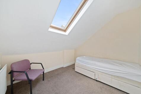 02-ea9482362 - PropWorld - NS - Top Floor Flat, 8 