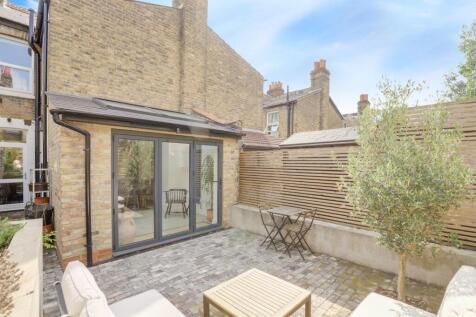 12-7100JHPropWorld - 15 Highclere Street - 28.jpg