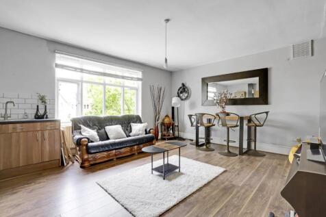 01-e070JHPropWorld - 18c Trewsbury Road - 2.jpg