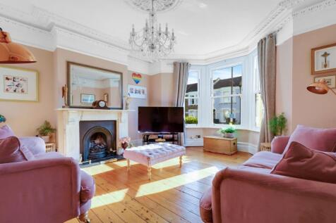 12-70a9JHPropWorld - 124 Venner Road - 1.jpg