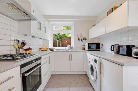 02-d67fJHPropWorld - 63 Highclere Street - 23.jpg