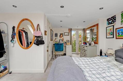 15-9f04JHPropWorld - 63 Highclere Street - 17.jpg