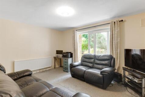 10-f8d184569-Propworld-JJ-Wells Park Court-14.jpg