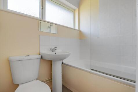 07-5765JHPropWorld - 142 Moremead Road - 37.jpg