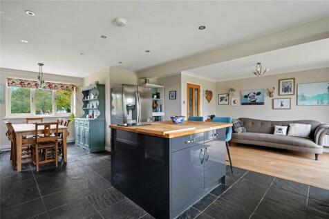 Kitchen/ Dining Area