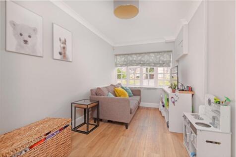 Snug/Playroom
