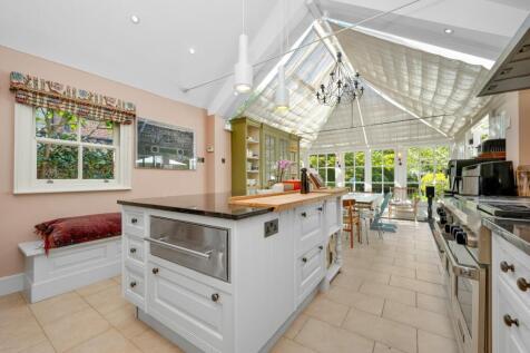 Kitchen/B&#39;fast Room