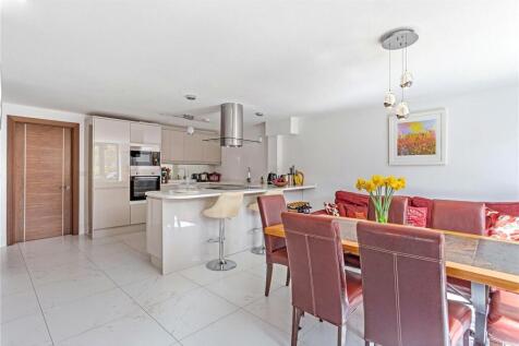 Kitchen /Dining Area