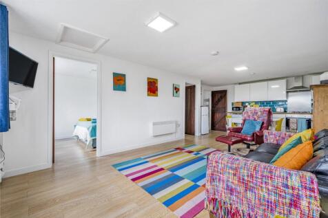 Annexe Sitting Groom