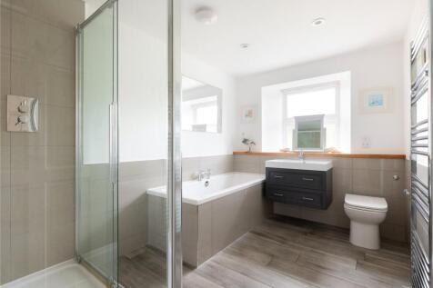 Family Bathroom 1