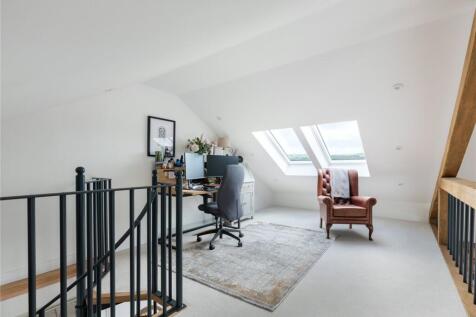 Mezzanine / Snug