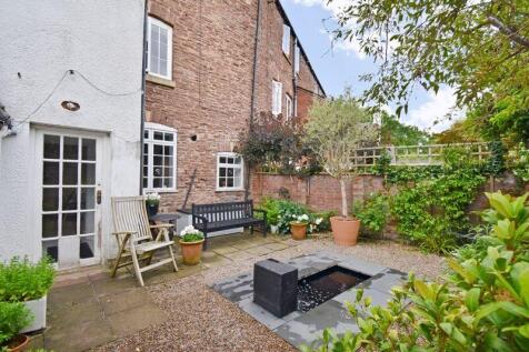 Courtyad garden and rear elevation