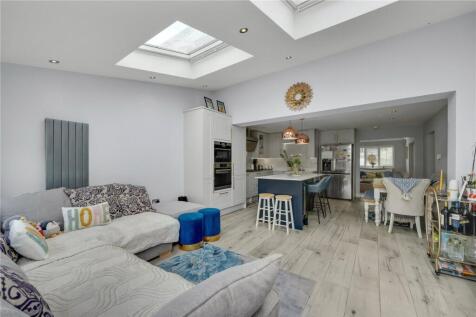 Tv/Kitchen/Dining