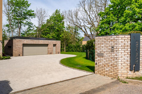 Driveway/Garage