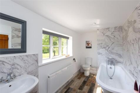 Famhouse Main Bath